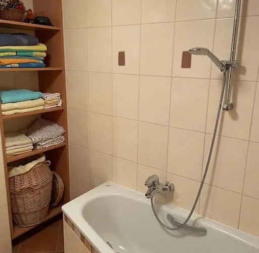 Utulny S Parkovanim V Objekte Apartament